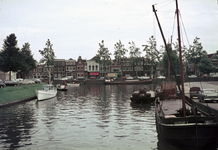 857598 Gezicht op de Stadsbuitengracht te Utrecht, vanaf de Westerbrug, met rechts het schip Tijdgeest I langs de ...